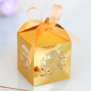 Détail de la boîte cadeau dorée découpée au laser avec texte 'Love you mom'