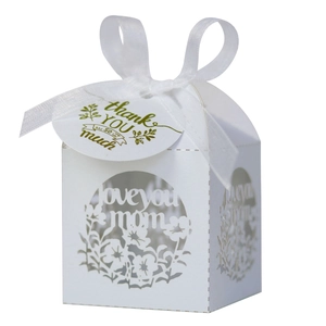 Détail de la boîte cadeau 'Love You Mom' découpée au laser avec ruban de soie