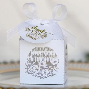 Détail de la boîte cadeau blanche découpée au laser avec motif Love You Mom et étiquette