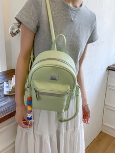 Mini sac à dos minimaliste en cuir vert clair pour femme avec chaîne de perles colorée
