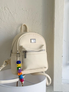 Mini sac à dos minimaliste blanc crème en similicuir avec grain de galet et détails argent