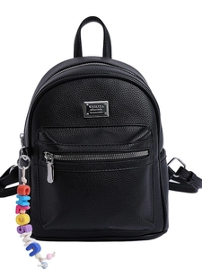 Sac à dos classique en cuir noir avec texture litchi et pendentif à lettres colorées