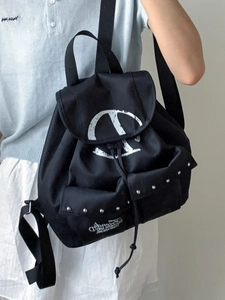 Sac à dos en nylon noir pour femme avec logo V blanc et rivets argentés sur les côtés