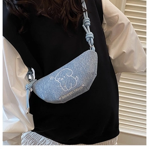 Détail du sac bandoulière en denim bleu avec broderie chiot et bandoulière en corde