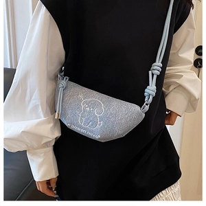 Détail du sac à bandoulière bleu clair avec broderie chiot blanc et bandoulière en corde