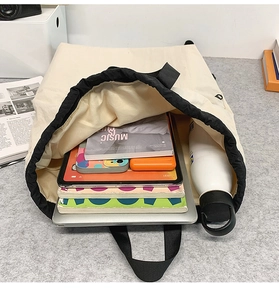 Draufsicht auf großen Nylon-Kordelzug-Tote-Bag mit geräumigem Innenraum und viel Stauraum
