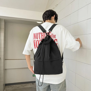 Detaillierte Rückansicht eines schwarzen Nylon-Kordelzug-Rucksacks an einem Model