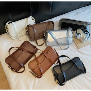 Détails de sacs sous les aisselles en cuir minimalistes en six couleurs et doré