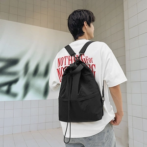 Detailansicht der Rückseite eines schwarzen Kordelzug-Rucksacks aus Nylon mit breiten Gurten
