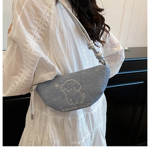 Détail du sac en denim avec broderie de chiot mignon et bandoulière en corde de métal