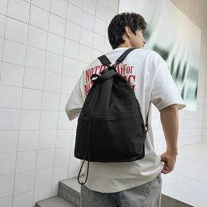 Detailansicht eines schwarzen Nylon-Rucksacks mit Kordelzug und großem Fassungsvermögen