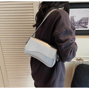 Détail du sac sous l'aisselle argenté métallisé montrant la texture du cuir PU lisse