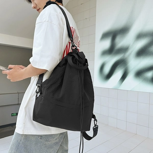 Detailansicht der schwarzen Nylon-Tasche mit Kordelzug, Textur und verstellbaren Trägern