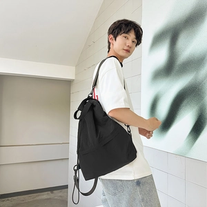 Nahaufnahme des schwarzen Nylon-Rucksacks mit Kordelzug, Trägern und Metallschnallen