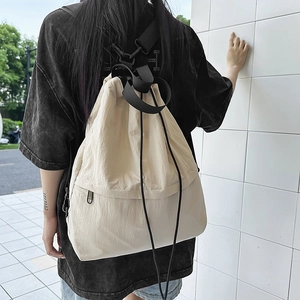 Detailansicht beige Nylon Kordelzug Rucksack mit großem Fassungsvermögen am Modell