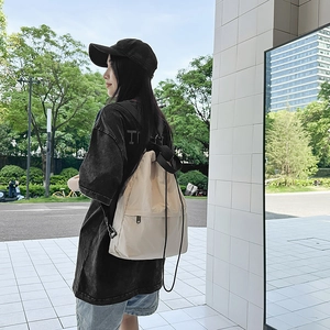 Minimalistischer beiger Kordelzug Rucksack aus wasserdichtem Nylon im Streetstyle Look