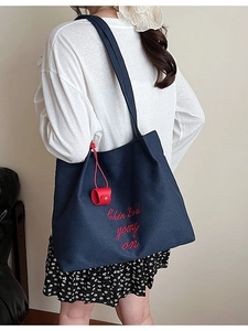 Sac fourre-tout en toile bleu marine avec broderie rouge Chin'2nd going on et charme