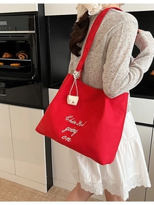 Grand sac fourre-tout en toile rouge avec broderie blanche et mini pochette suspendue