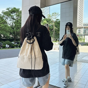 Outdoor-Spiegelselfie mit dem cremeweißen Nylon-Rucksack mit Kordelzug für Studenten