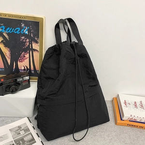 Detailansicht der schwarzen Kordelzug-Tasche aus Nylon mit praktischer Reißverschlusstasche