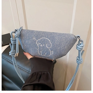 Détail du sac bandoulière en denim bleu clair avec broderie chien mignon et bandoulière nouée