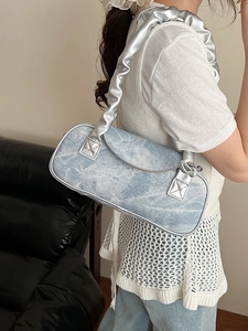 Borsa a spalla in denim lavato azzurro con tracolla argentata a pieghe per donna