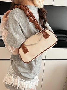 Borsa a tracolla in tessuto beige con tracolla in pelle arricciata e fibbia metallica
