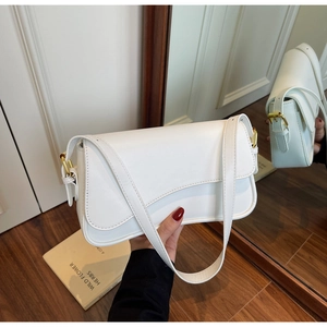 Vue détaillée du sac blanc avec rabat asymétrique et boucle en métal doré élégante