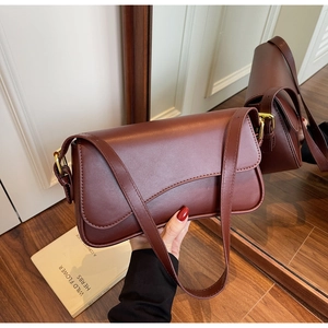 Détail du sac porté épaule en cuir bordeaux vintage montrant la texture et les coutures