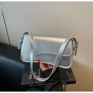Détail du sac à bandoulière argenté métallisé avec sangle réglable et rabat élégant