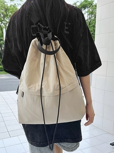Cremeweißer Nylon-Rucksack mit Kordelzug für Damen im minimalistischen Freizeit-Stil