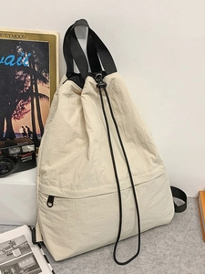 Nylon-Rucksack mit Kordelzug in Off-White, schwarzen Trägern und versteckter Reißverschlusstasche
