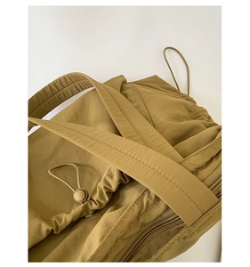 Detailansicht der khakifarbenen Nylontasche mit verstärkten Nähten und verstellbarem Kordelzug