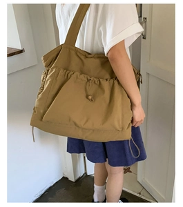 Seitenansicht der khakifarbenen großen Tragetasche mit Kordelzugtaschen für den Alltag