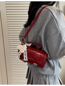 Borsa a cilindro rossa alla moda con ciondolo a cuore di perle e fiocco in pizzo