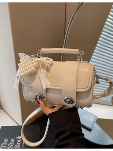 Elegante borsa a bauletto bianco crema con ciondolo a cuore di perle e chiusura silver