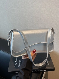 Sac Sous le Bras en Cuir PU Vintage pour Femmes Mode Rabat Ondulé Sac à Épaule Bandoulière Petit Sac Carré Avec Sangle Réglable