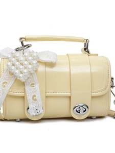 Mini borsa a bauletto giallo pallido con nastro in pizzo e ciondolo a cuore