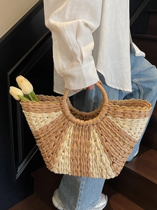 Contrast color woven straw tote bag with large capacity and circular handle for summer beach vacation
