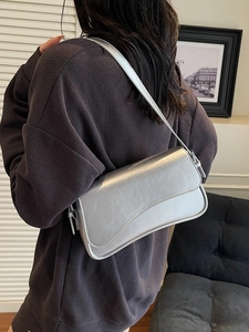 Sac sous le bras argenté minimaliste pour femme en similicuir métallisé avec bandoulière