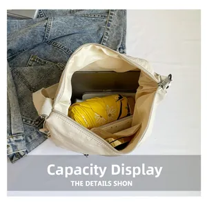 Vue intérieure du grand sac bandoulière en toile avec ordinateur et parapluie