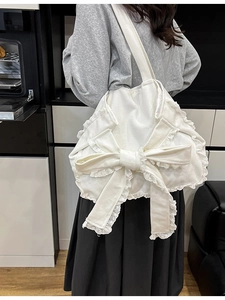 Borsa a tracolla carina in tela bianca con grande fiocco e finiture in pizzo