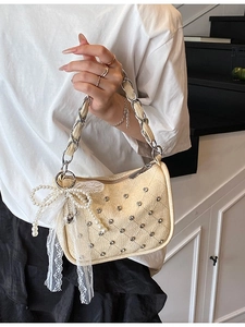 Sac sous le bras matelassé beige avec strass, nœud en dentelle et chaîne en perles
