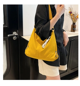 Détail du grand sac hobo jaune avec tirette de fermeture éclair en corde blanche nouée