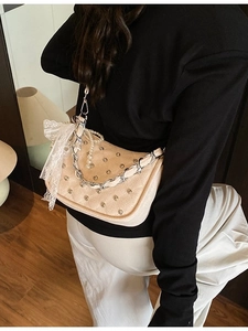 Sac bandoulière en forme de lune avec clous dorés et nœud en dentelle perlée