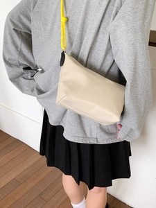 Sac boulette beige minimaliste avec bandoulière épaisse en corde jaune vif sac bandoulière