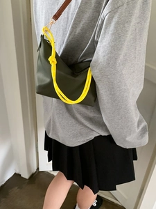 Sac hobo vert olive avec bandoulière à nœud jaune vif pour un look sport chic vintage