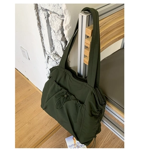 Detail der olivgrünen Nylon-Tragetasche mit Tunnelzugtasche vorne und Seitenreißverschluss