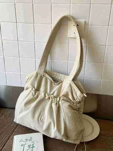 Große beige Einkaufstasche mit Kordelzugtasche für den täglichen Weg zur Arbeit