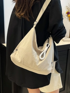 Sac bandoulière demi-lune en nylon beige minimaliste avec large bandoulière réglable femme